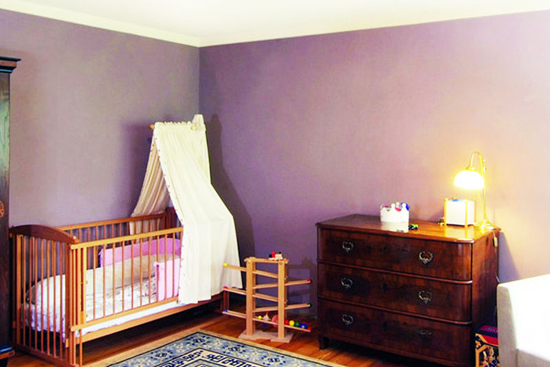 Babyzimmer in einem beruhigenden pastelligen Lila